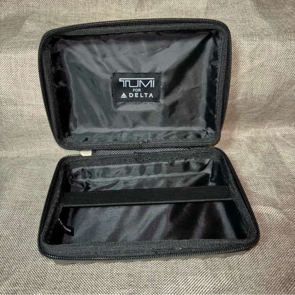 TUMI FOR DELTA HARDSHELL ZIPPERED AMENITY CASE - Picture 7 of 8